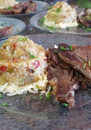 Una foto de Risotto con arroz yamaní blanco e integral y salteado de vegetal