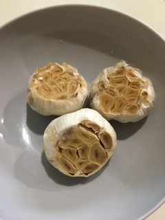 Una foto de Cabezas de Ajo asadas