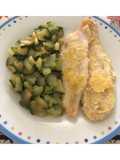 Filetti di pesce panati con zucchine in padella