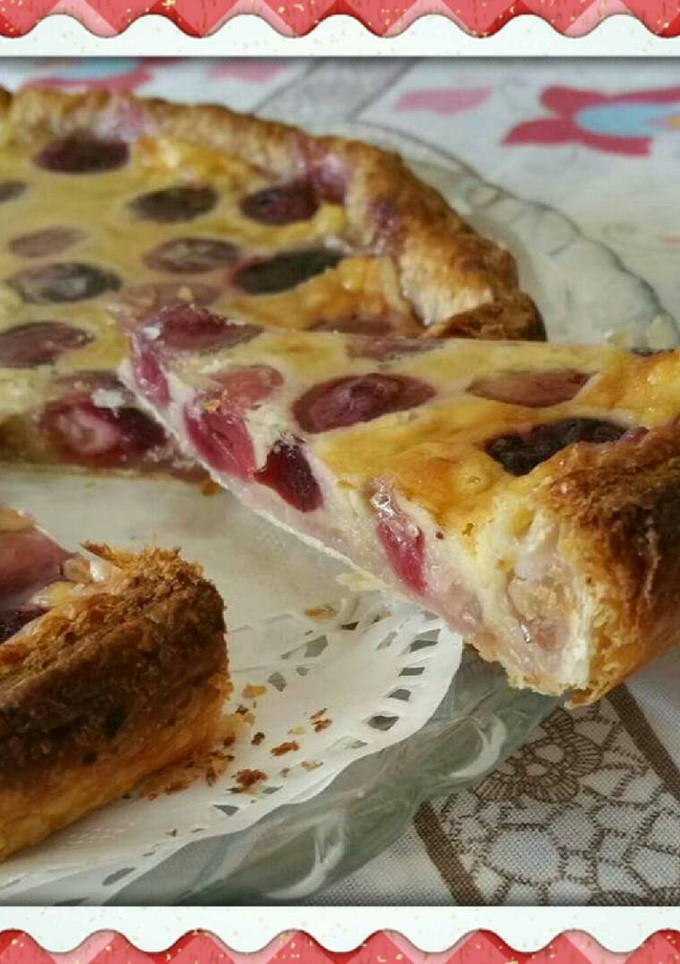 Una foto de Tarta de cerezas 🍒 y hojaldre