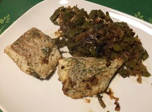 Une photo de Filets de lieu noir aux oignons, poivrons et anis vert