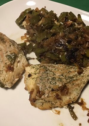 Une photo de Filets de lieu noir aux oignons, poivrons et anis vert