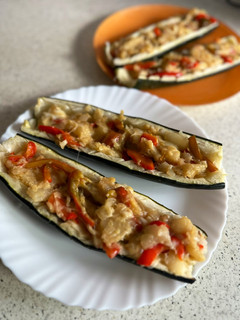 Una foto de Calabacines rellenos de pimientos y queso