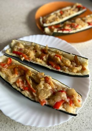 Una foto de Calabacines rellenos de pimientos y queso