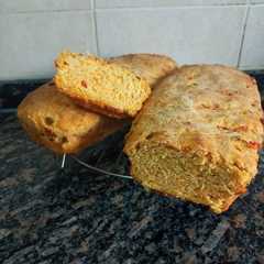 Una foto de Pan 🍞 especiado con zanahoria, verdeo y ají