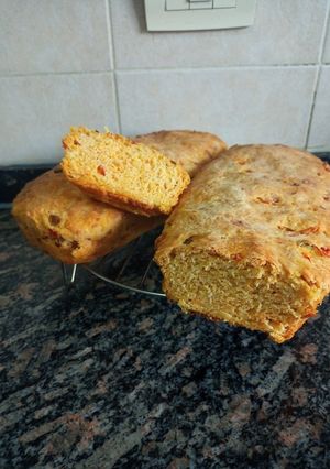 Una foto de Pan 🍞 especiado con zanahoria, verdeo y ají