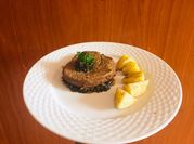 Una foto de filete de res al limón