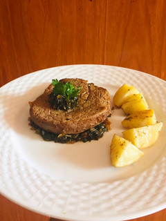 Una foto de Filete al perejil con papas rústicas