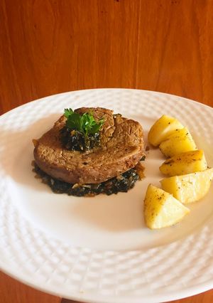Una foto de Filete al perejil con papas rústicas