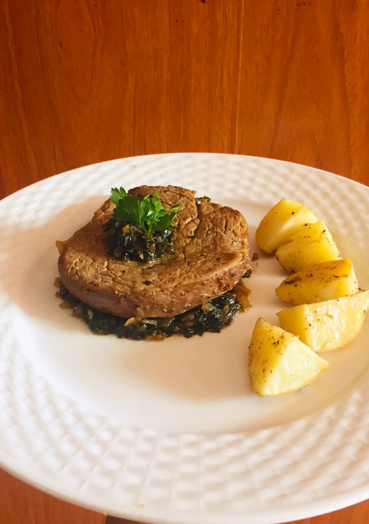 Una foto de Filete al perejil con papas rústicas