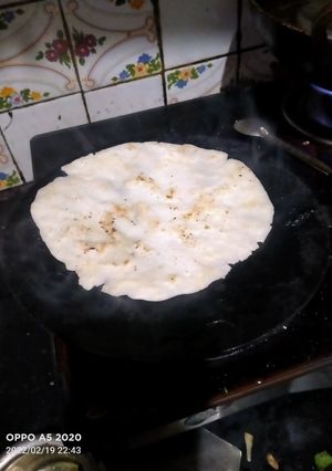 चावल के आटे की रोटी (chawal ke atte ki roti recipe in Hindi) रेसिपी मुख्य फोटो