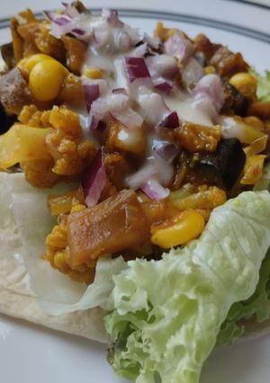Una foto de Wrap🌯🍆 de salteado de coliflor, berenjena y maíz🌽 tierno🥙🌯