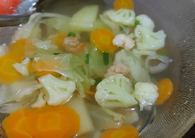 Bagaimana Membuat Sop udang sayur simpel (udang,kembang kol, wortel, kentang, kol) Anti Gagal