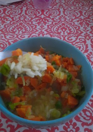 Una foto de Sopa de arroz y verduras