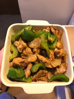 A picture of Spicy soy sauce chicken with onion and green pepper.