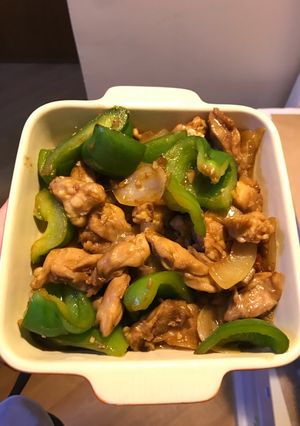 A picture of Spicy soy sauce chicken with onion and green pepper.