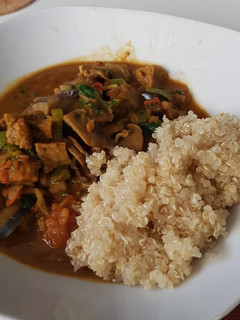 Una foto de Curry de seitán con quinoa