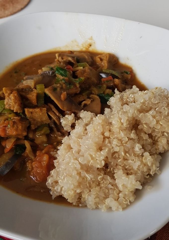 Una foto de Curry de seitán con quinoa