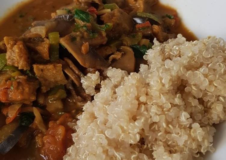 Curry de seitán con quinoa