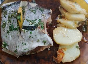 Una foto de Palometa al horno con papas