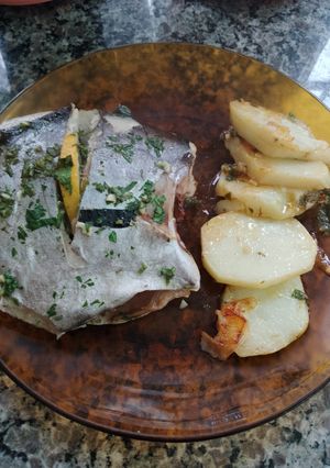 Una foto de Palometa al horno con papas