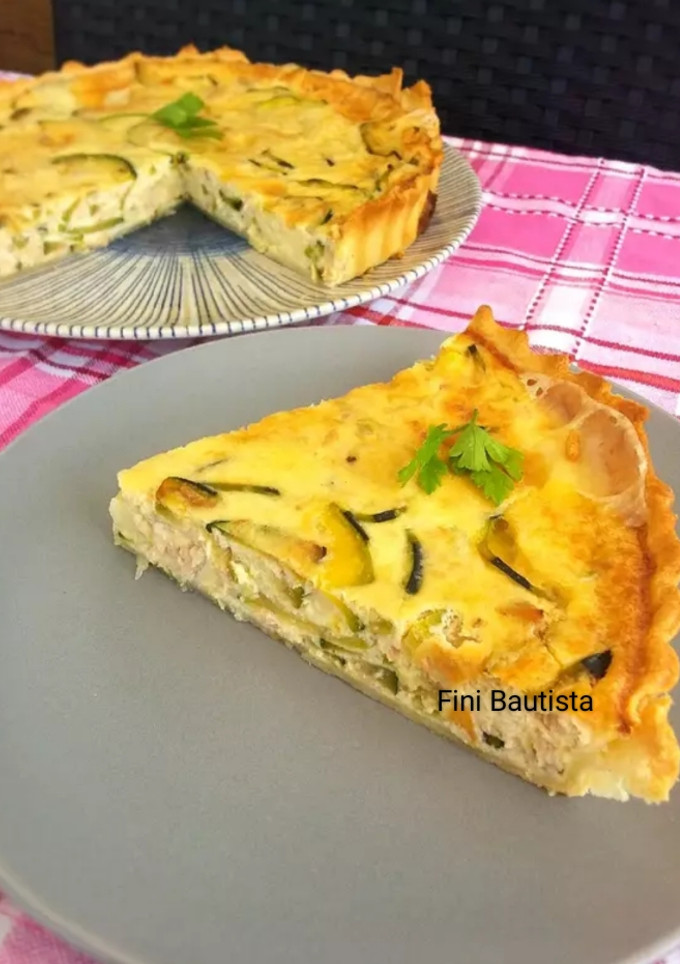 Una foto de Quiche de calabacín y atún