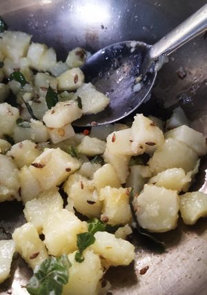 उपवासाची बटाटा भाजी (Upwasachi Batata Bhaji Recipe In Marathi) रेसिपी चे मुख्य फोटो 