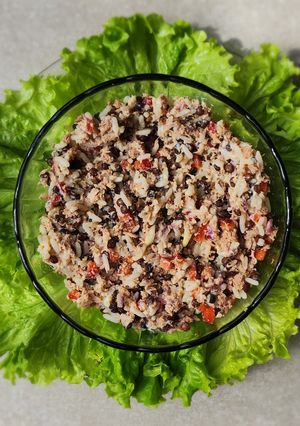 Una foto de 🍚Ensalada de arroz atún y lentejas 🍚con mayonesa de ajo casera (segura 🔬) 🥚🧄🍋
