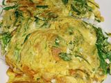ไข่เจียวใส่ยอดผักกูด (Omelette with Young Fern Leaves)