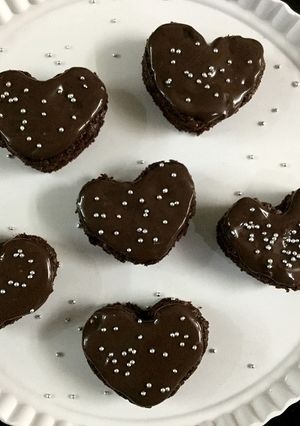 A picture of MINI HEART-SHAPED CHOCOLATE CAKE BITES.