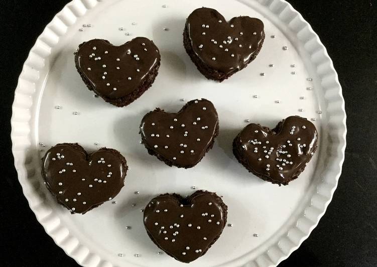 MINI HEART-SHAPED CHOCOLATE CAKE BITES