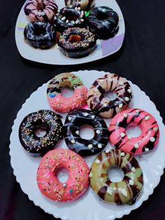 एग्ग्लेस चॉकलेट ग्लेज़ डोनट (Eggless chocolate glaze doughnut recipe in Hindi) रेसिपी मुख्य फोटो