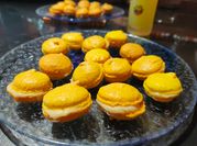Une photo de macarons chocolat