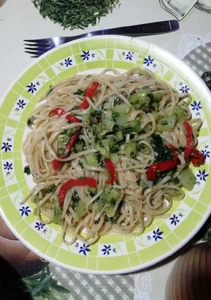 Una foto de Pasta con brócoli, vegetales y calahorra