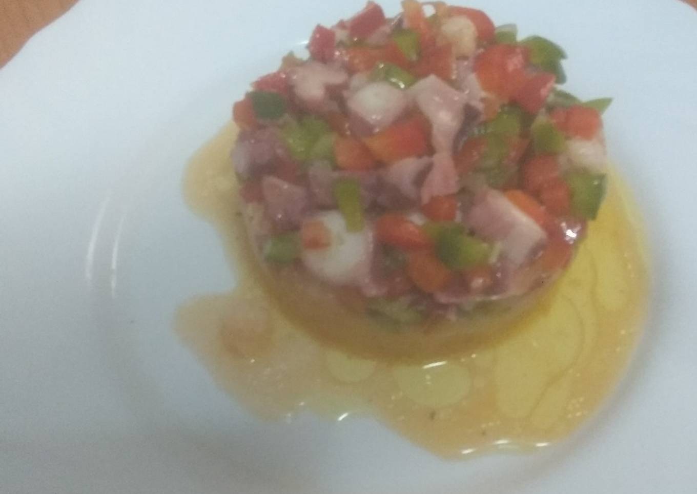 Mosaico de salpicón de pulpo y langostinos con puré de papas