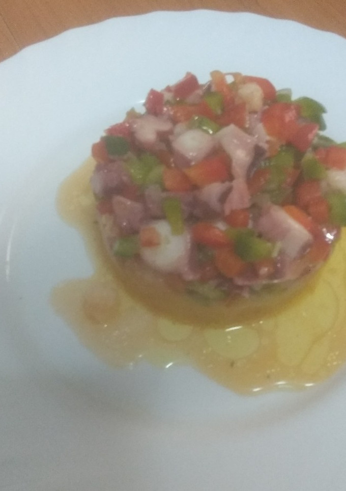 Una foto de Mosaico de salpicón de pulpo y langostinos con puré de papas