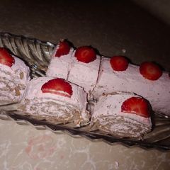 Strawberry swiss roll😋🍓 A picture of Strawberry swiss roll😋🍓.