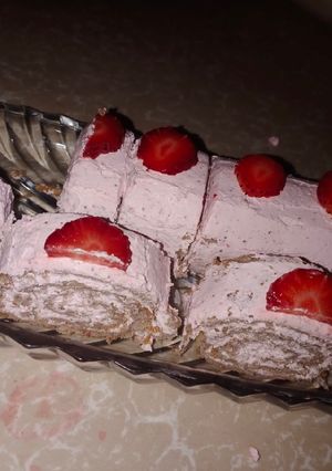 A picture of Strawberry swiss roll😋🍓.