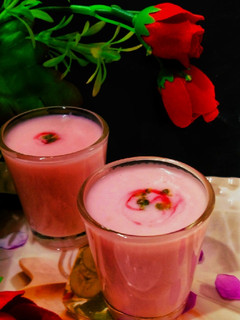 रोज़ मिल्क शेक (Rose milk shake recipe in hindi) रेसिपी मुख्य फोटो