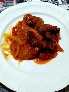 Una foto de Lomo con cebollas y bolets