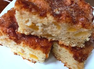 Una foto de Tarta de Manzana 🍎con Canela en Licuadora Bolo de Maçã com Casca e Pedaços