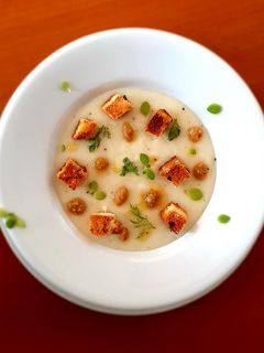 Foto di Vellutata di finocchi con crunch di pane al timo e salsa alle olive
