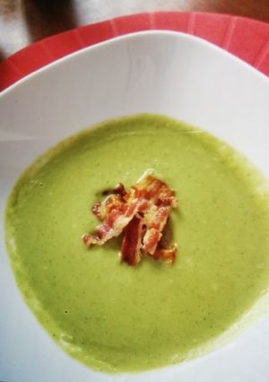 Brokkolis zöldborsó krémleves bacon chipsel recept fotója