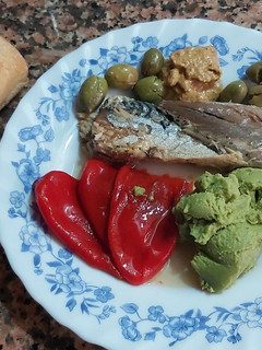 Una foto de Filete de caballa al grill y compañía