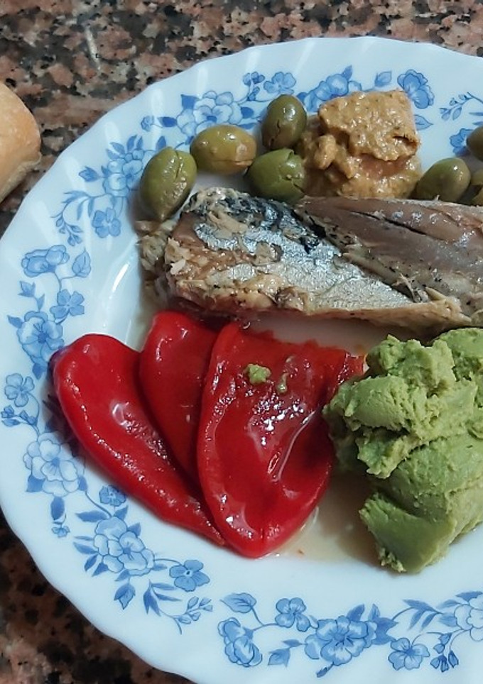 Una foto de Filete de caballa al grill y compañía