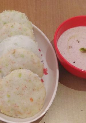 A picture of Carrot Peas Idli with Chutney.