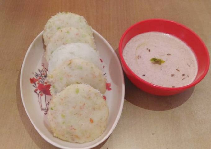 Carrot Peas Idli with Chutney