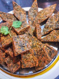 कोथिंबीर वडी (kothimbir wadi recipe in marathi) रेसिपी चे मुख्य फोटो