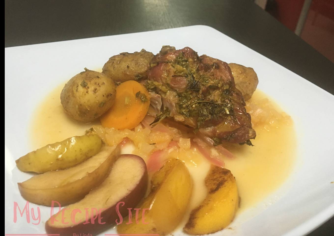 Brazuelo De Cerdo Con Salsa De Piña Y Naranja