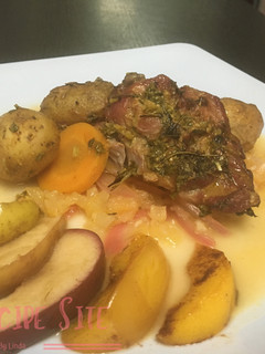 Una foto de Brazuelo De Cerdo Con Salsa De Piña Y Naranja